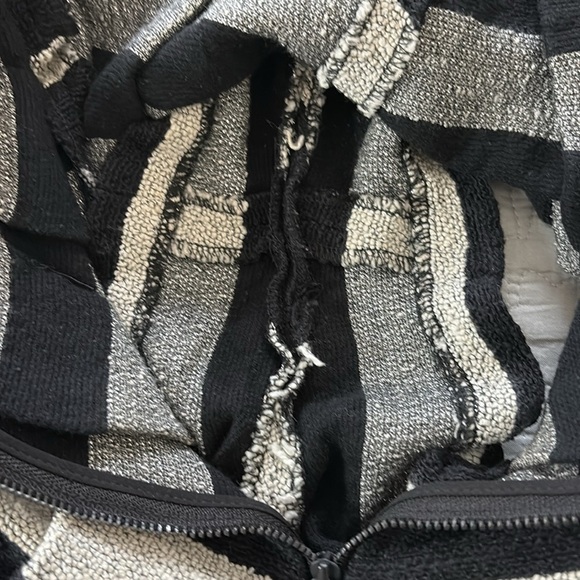 ALICE + OLIVIA Lurex Tweed Back Zip Pleated Short Black Silver Stripe - Picture 11 of 15